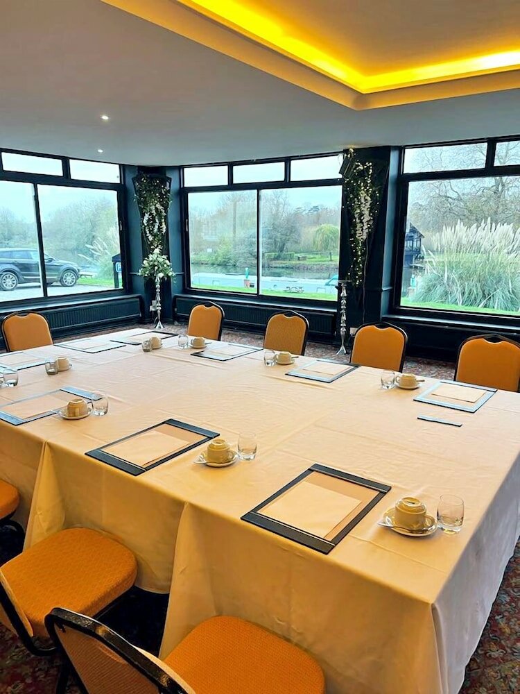 Фото Shillingford Bridge Hotel