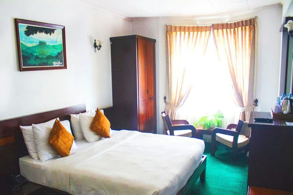 Фото The Rock Hotel