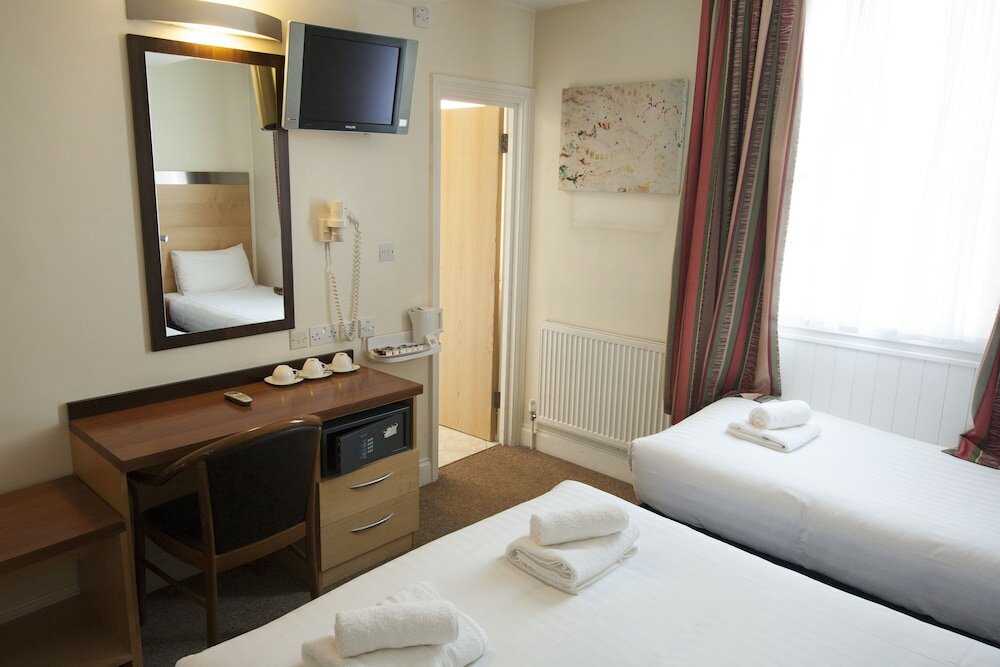 Фото Maiden Oval Hotel