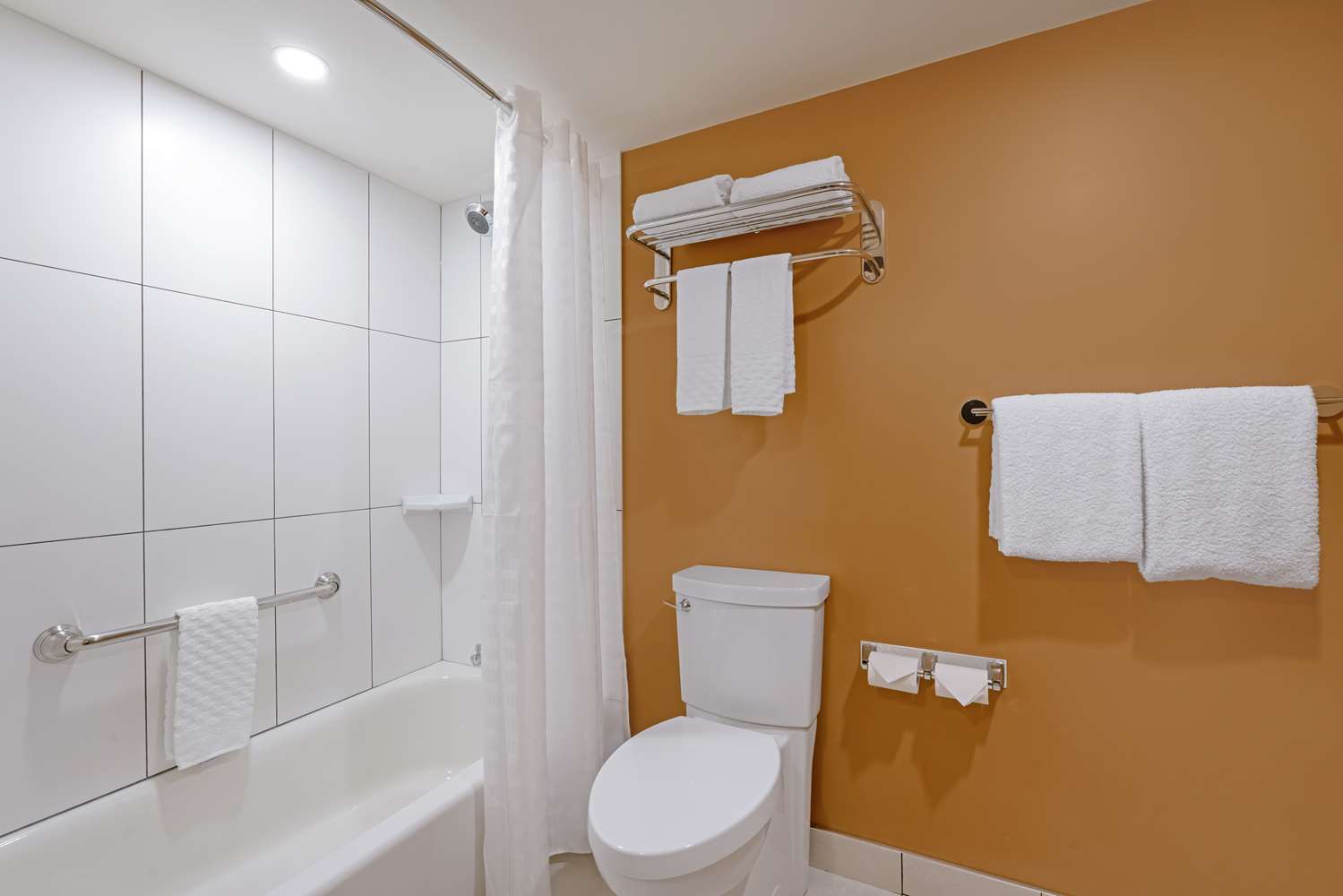 Фото Best Western Plus Emerald Isle Hotel