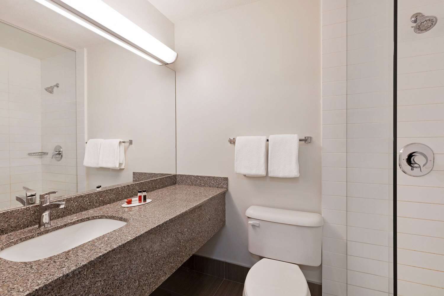 Фото Super 8 by Wyndham Calgary Shawnessy Area