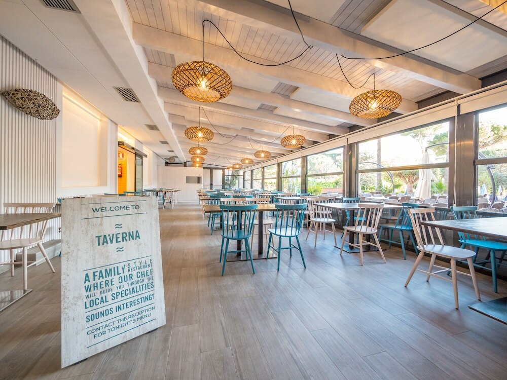 Фото Golden Avenida Family Suites