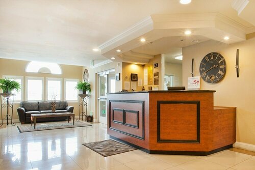 Гостиница Days Inn & Suites by Wyndham Antioch в Антиоке