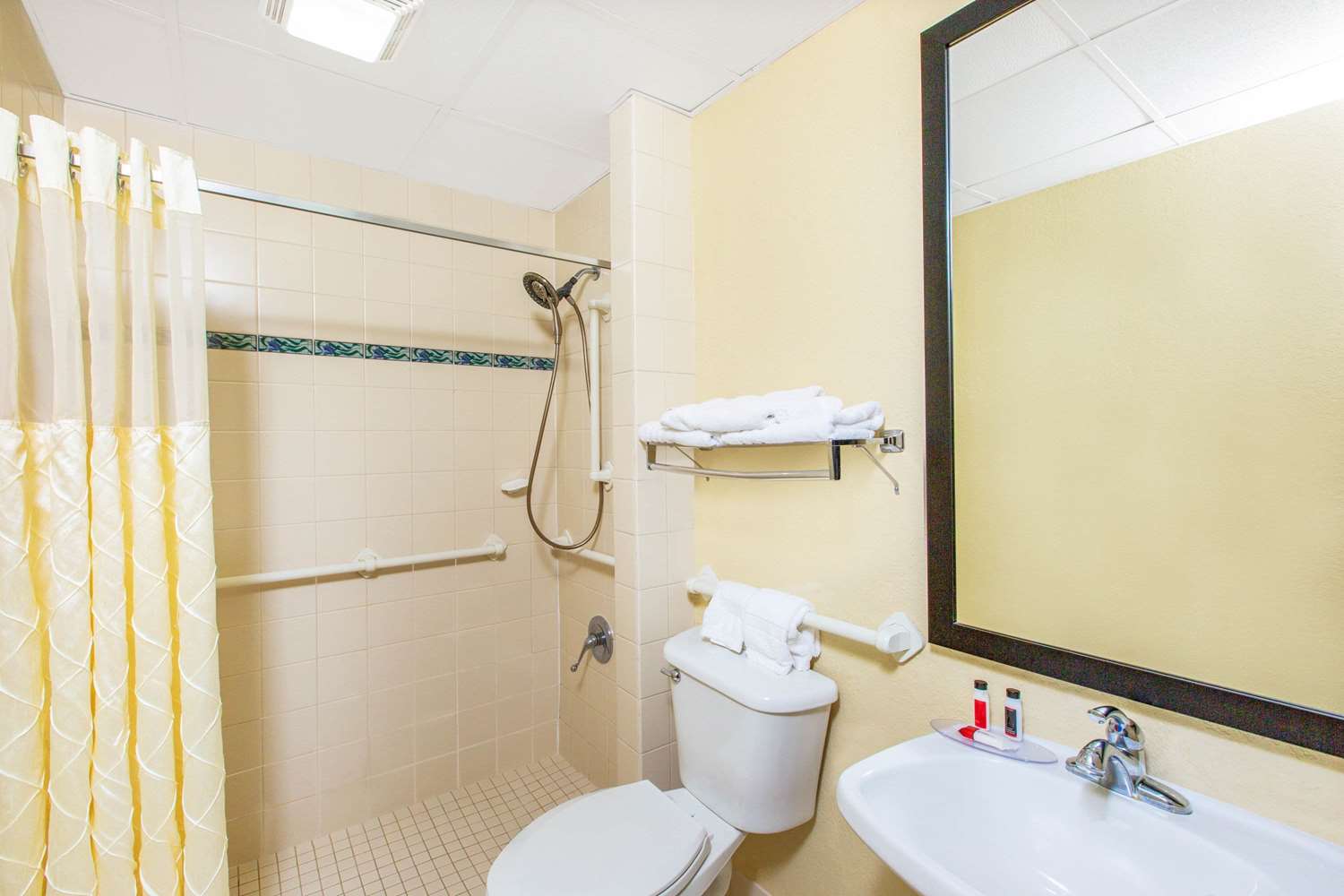 Фото Days Inn & Suites by Wyndham Coralville Iowa City