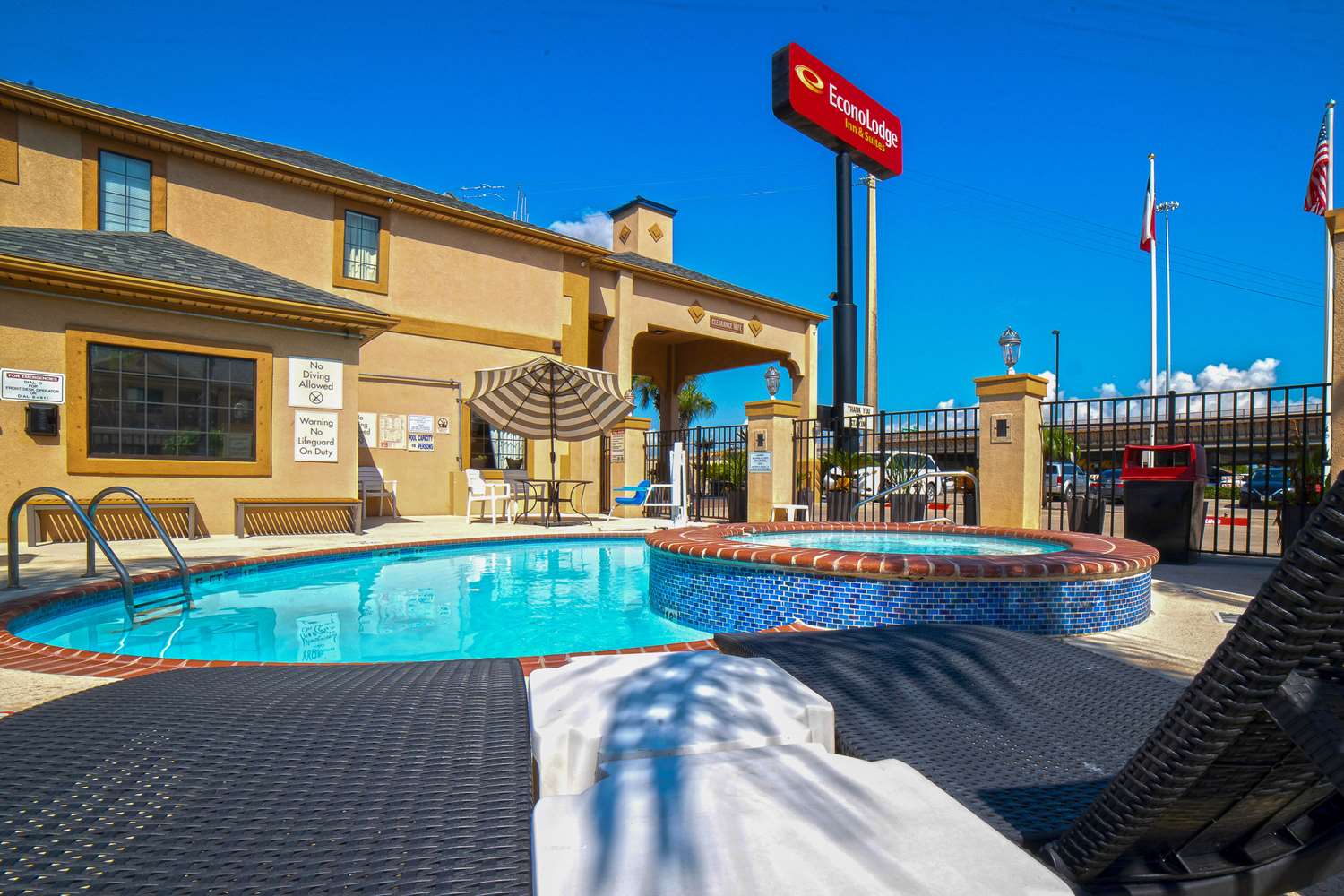 Фото Econo Lodge Inn & Suites Corpus Christi