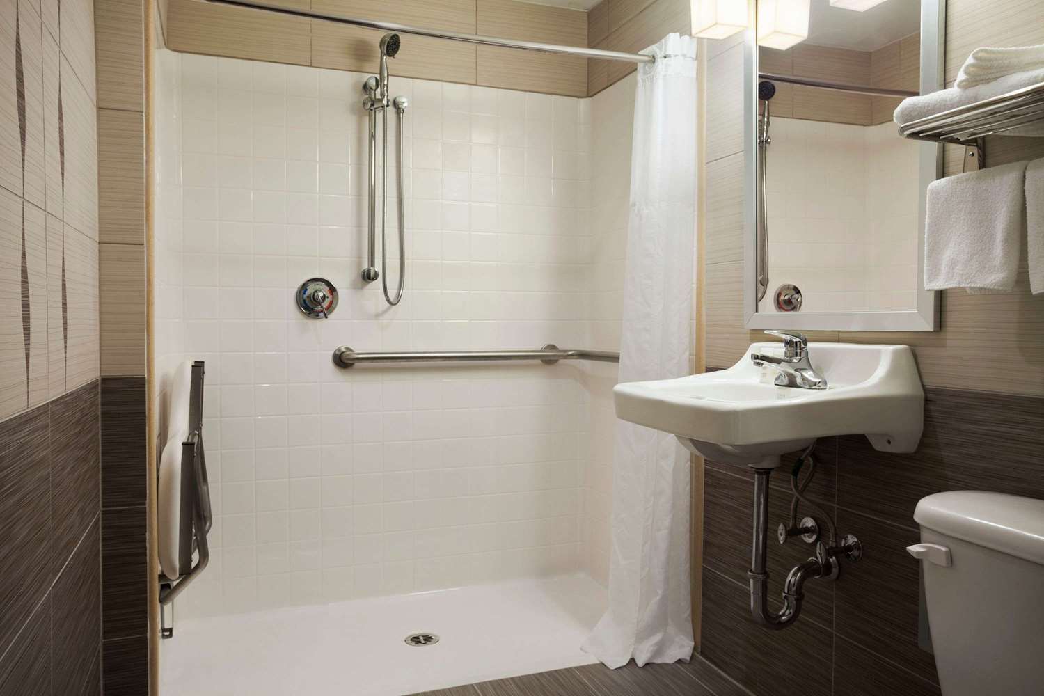 Фото Super 8 by Wyndham Bronx