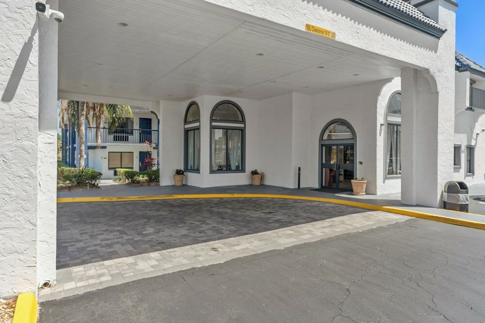 Фото Best Western Orlando East Inn & Suites