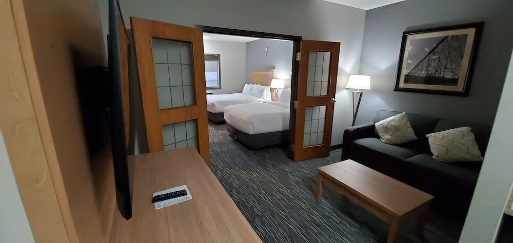 Фото Wingate by Wyndham Lethbridge