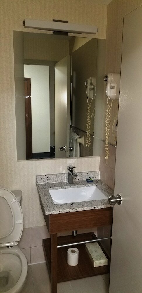 Фото Baymont by Wyndham Montreal Airport