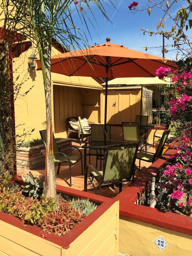 Фото Oasis Inn & Suites