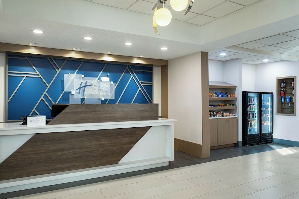 Фото Holiday Inn Express & Suites Midwest, an Ihg Hotel