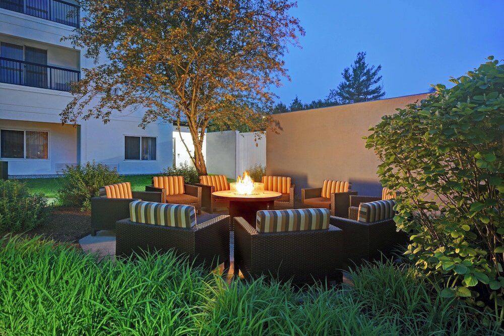 Фото Courtyard by Marriott Raynham