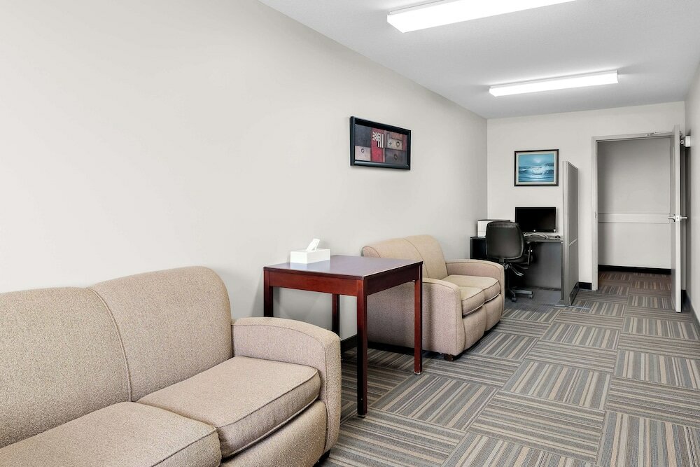 Фото Surestay Plus by Best Western Hardisty