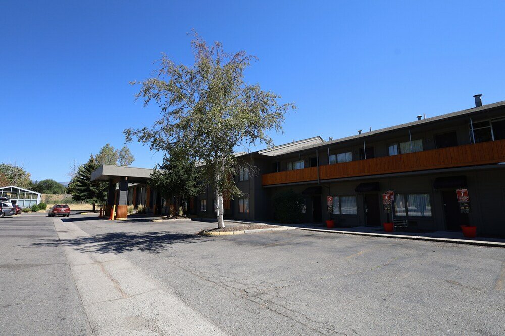 Фото Days Inn and Suites by Wyndham Downtown Missoula-University