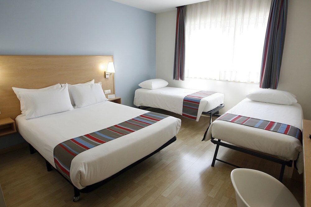 Фото Travelodge Barcelona Poblenou