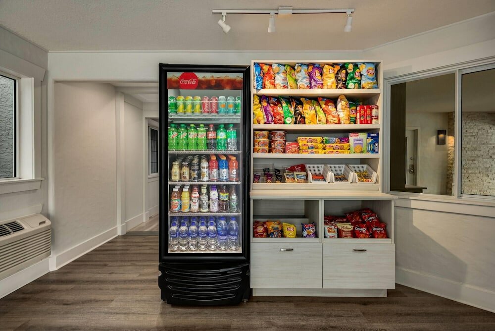 Фото Days Inn by Wyndham Kelowna