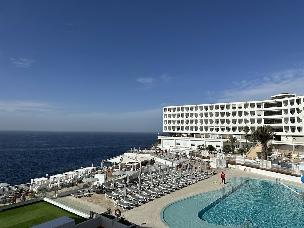 Фото Pearly Grey Ocean Club Apartments & Suites