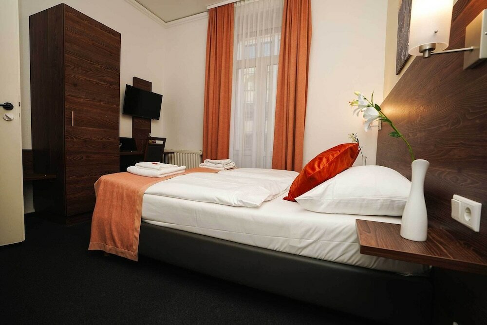 Фото Hotel Little Paris