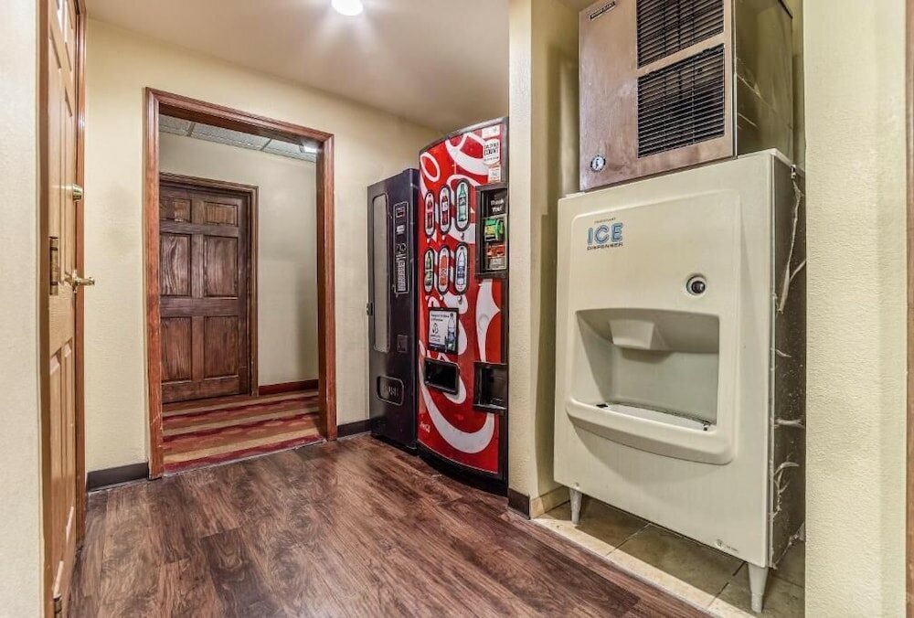 Фото HomeTowne Studios & Suites by Red Roof Columbia