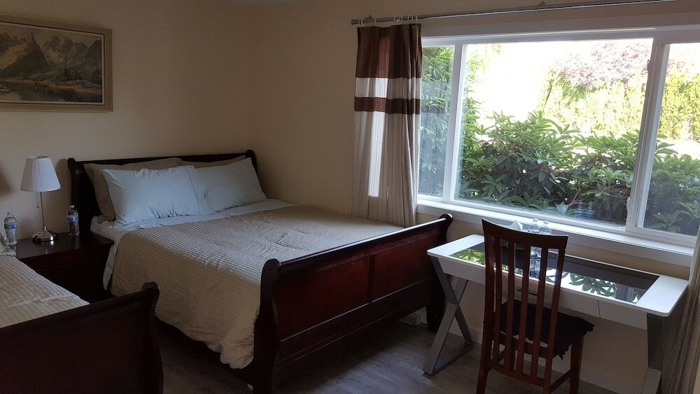 Фото Yvr Vickie’s Bed and Breakfast