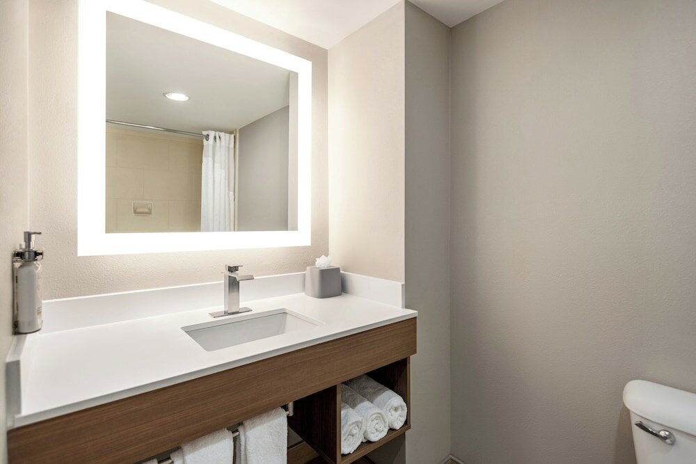 Фото Holiday Inn Express Hotel & Suites Fredericksburg, an Ihg Hotel