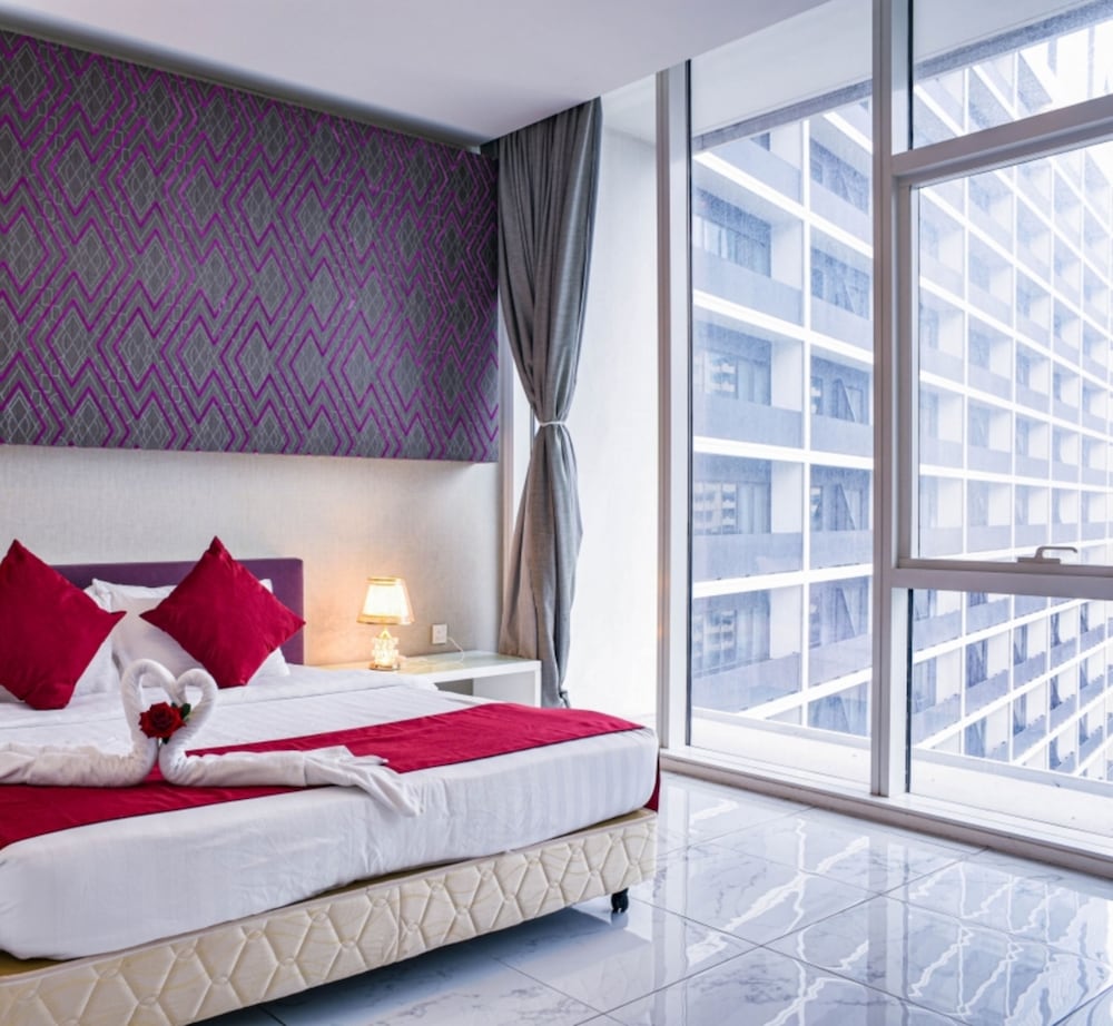 Фото The Hollwood Suites at Platinum