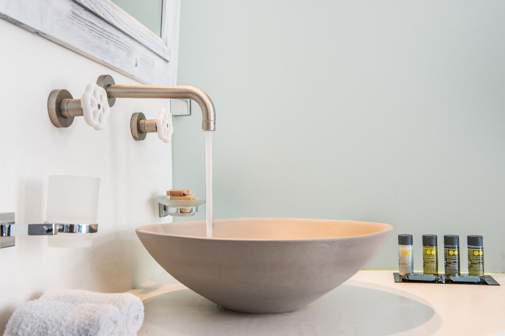 Фото On The Rocks Hotel