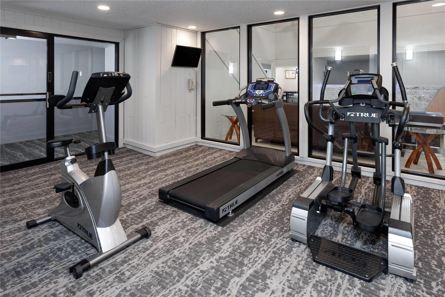 Фото Super 8 by Wyndham Oshkosh Airport