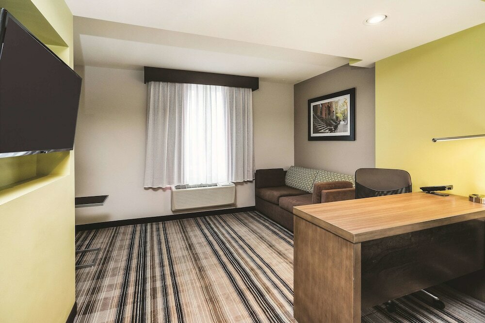 Фото La Quinta Inn & Suites by Wyndham Brooklyn Central