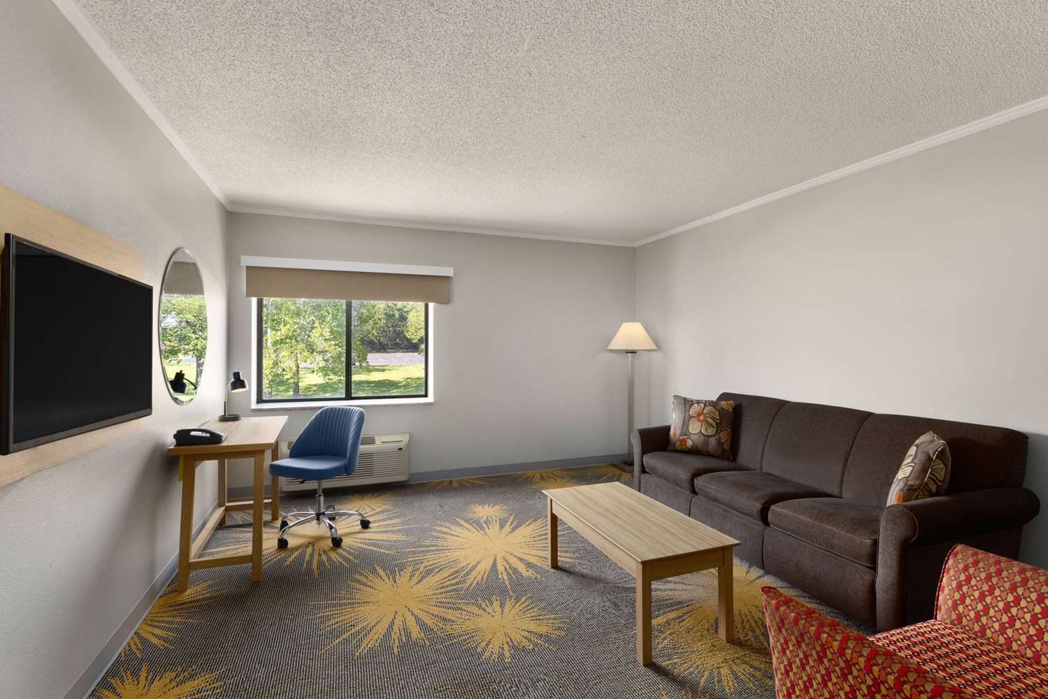 Фото Days Inn & Suites by Wyndham Kansas City South