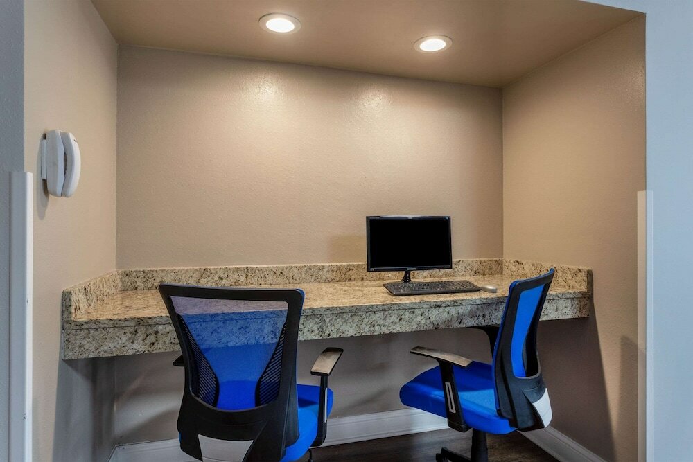 Фото Days Inn and Suites by Wyndham Hammond, In