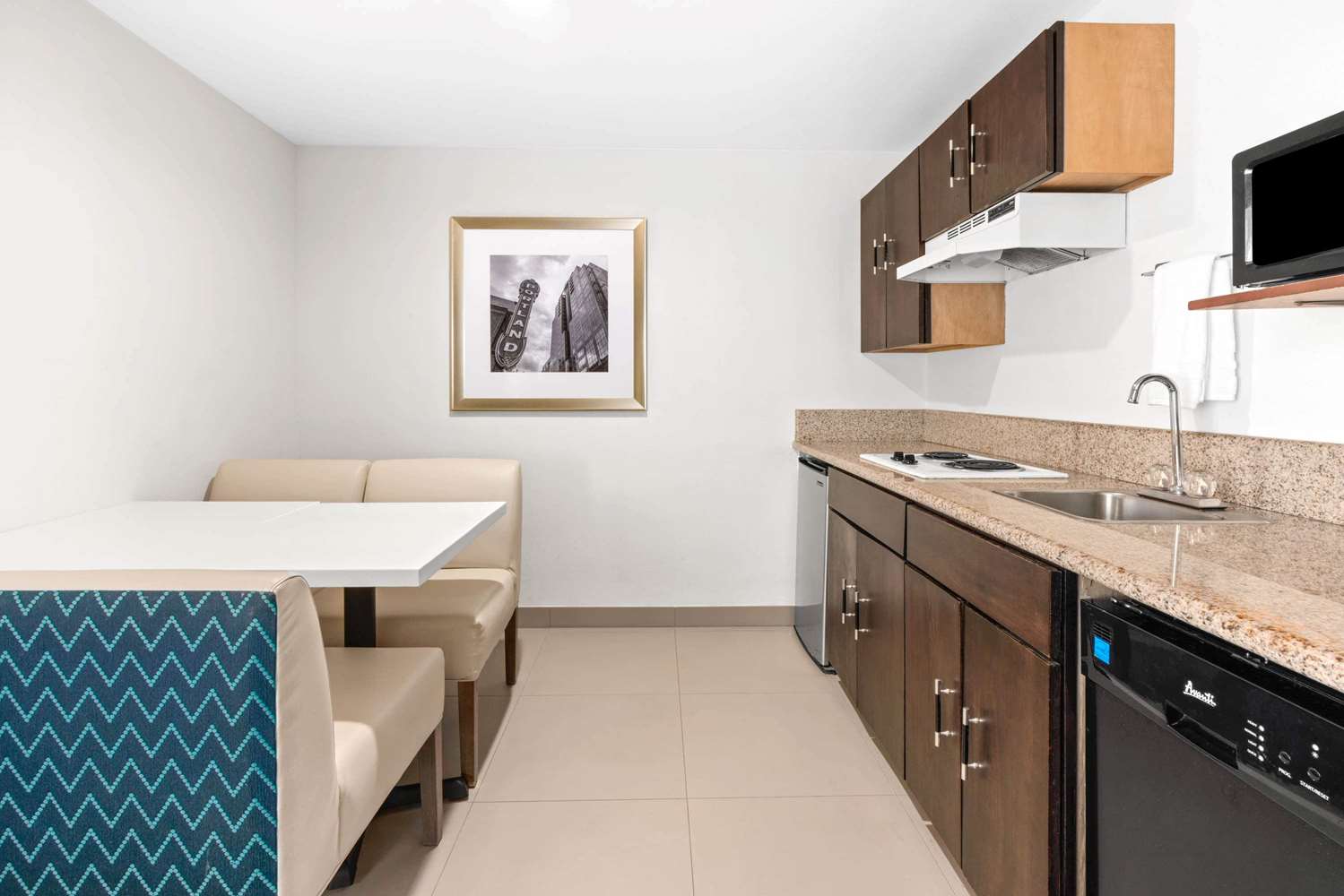 Фото La Quinta Inn & Suites by Wyndham Portland Nw