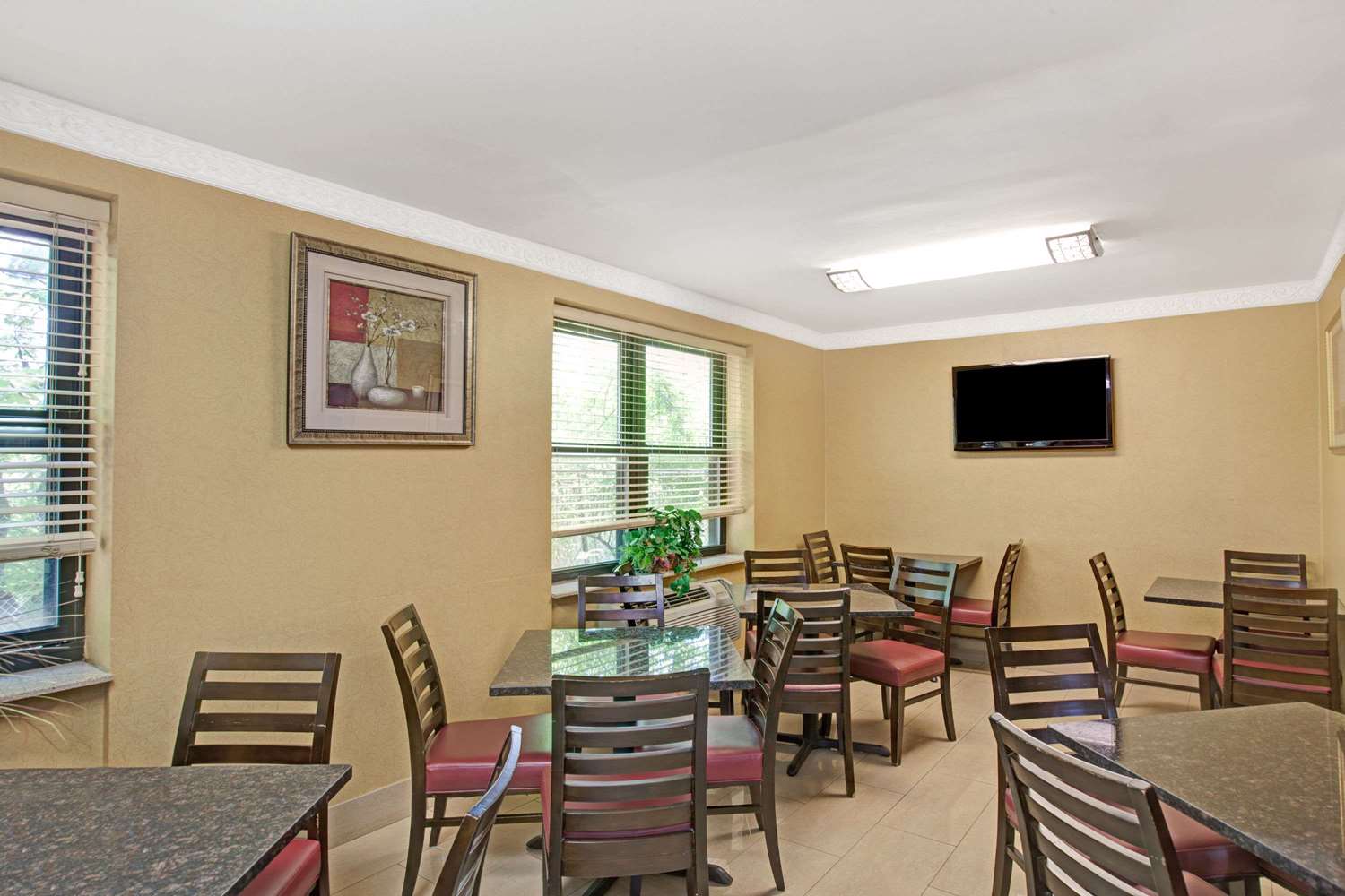 Фото Days Inn by Wyndham Brooklyn