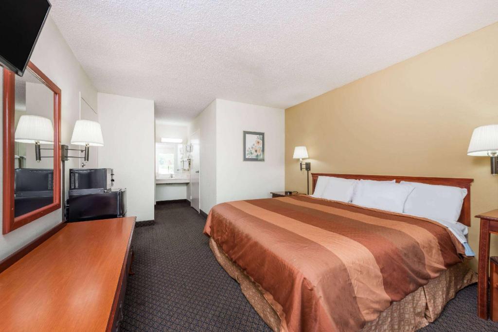 Фото Days Inn by Wyndham Fort Payne