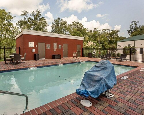Гостиница Comfort Suites near Tanger Outlet Mall в Гонсалесе