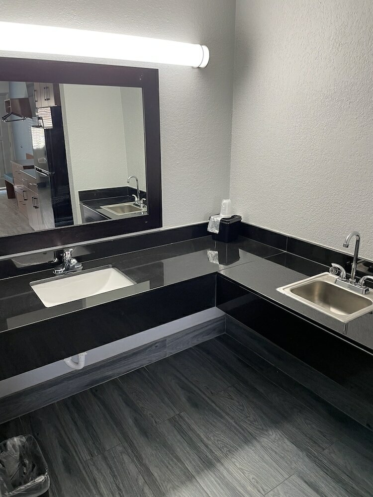 Фото HomeTowne Studios by Red Roof San Antonio E - Near At&t Center