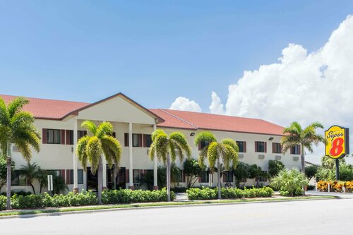 Гостиница Super 8 by Wyndham Pompano Beach в Помпано Бич