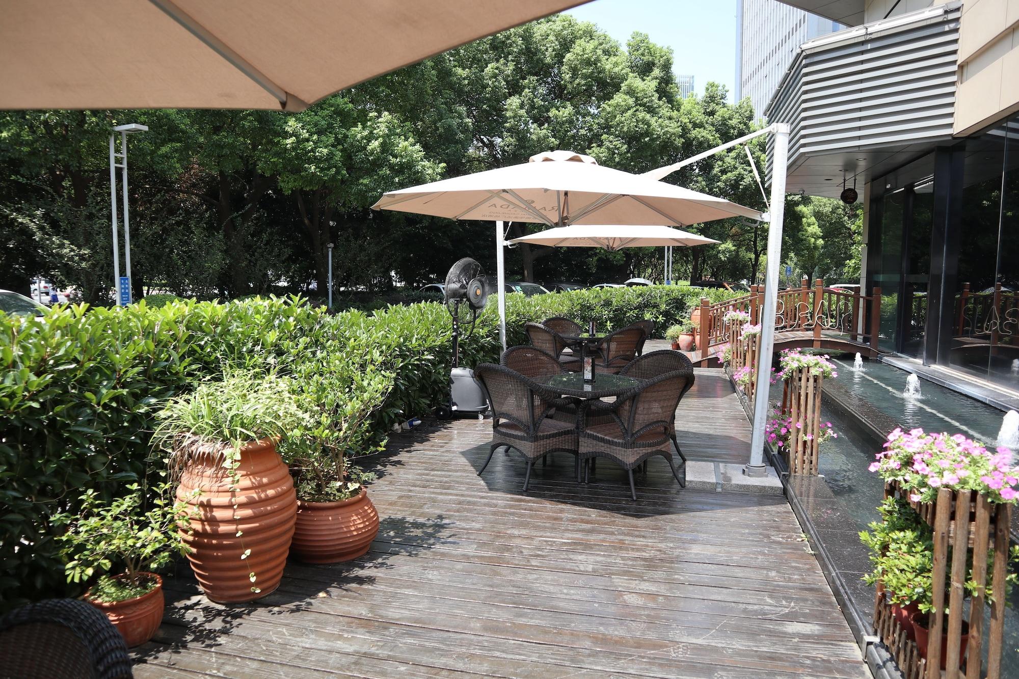 Фото Ramada Plaza Shanghai Caohejing