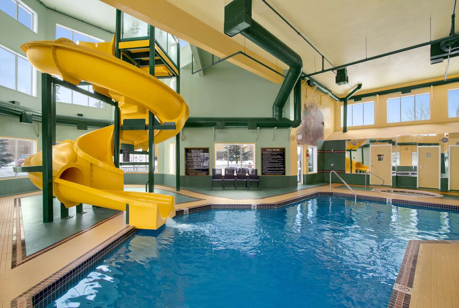 Фото Super 8 by Wyndham Calgary Shawnessy Area