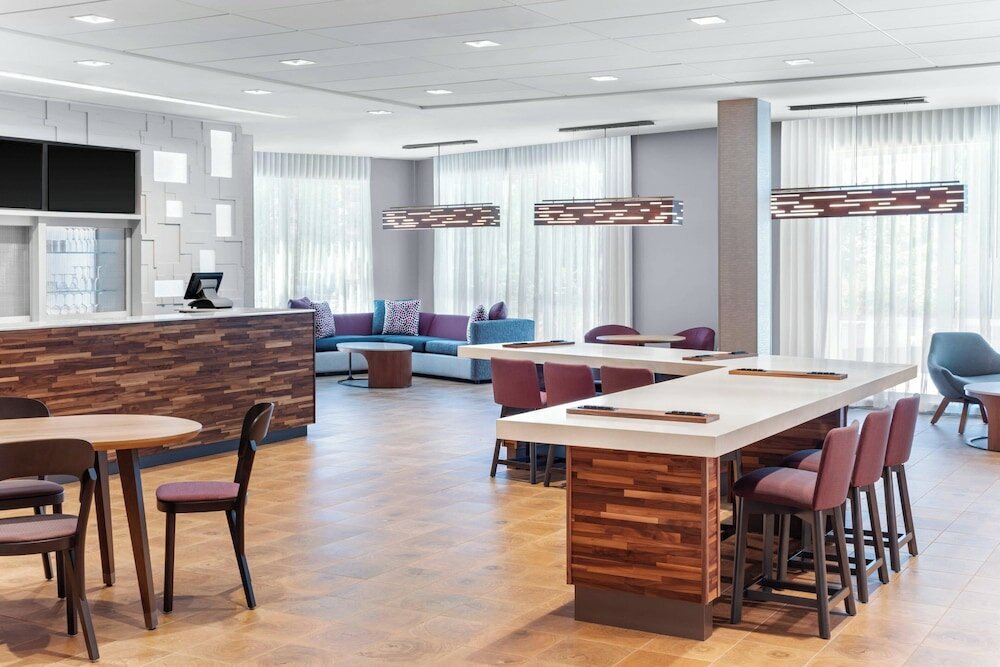 Фото Courtyard by Marriott Wayne Fairfield