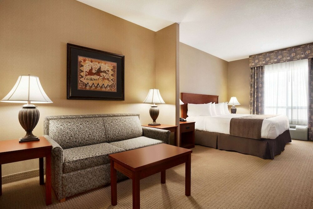 Фото Days Inn & Suites by Wyndham Strathmore