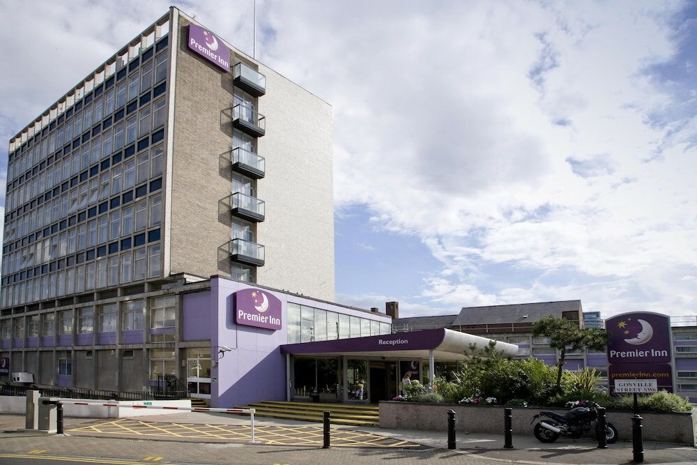 Фото Premier Inn London Putney Bridge