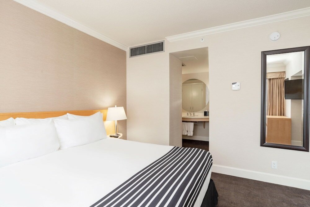 Фото Sandman Signature Vancouver Airport Hotel & Resort