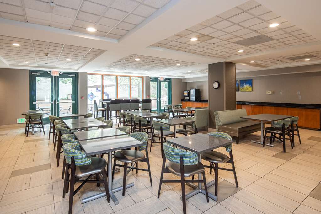 Фото Best Western Coyote Point Inn