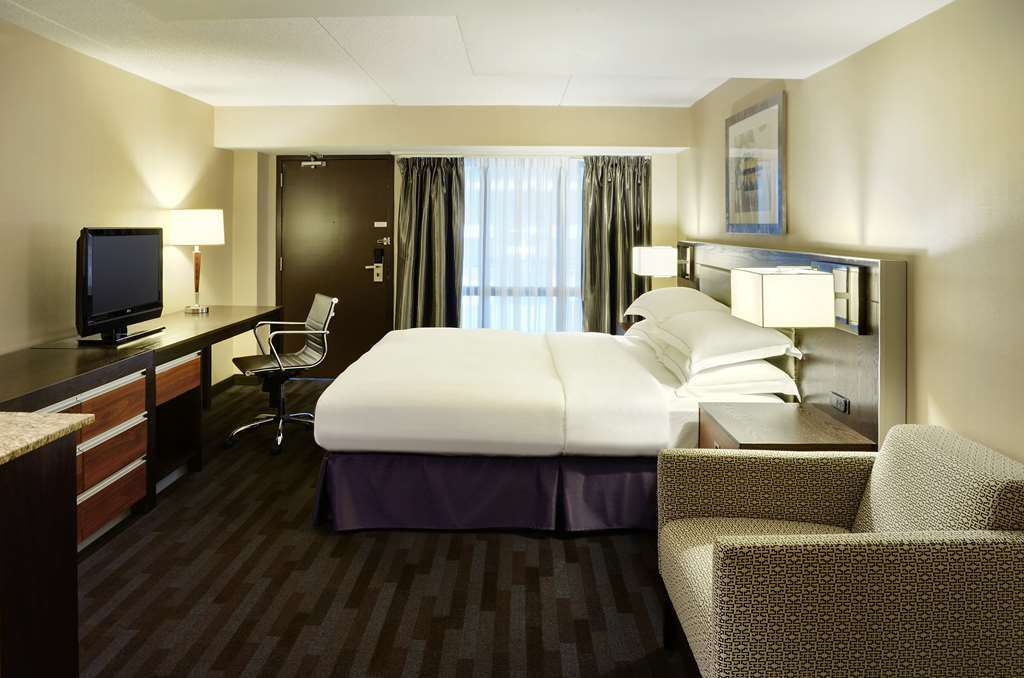 Фото Hilton Winnipeg Airport Suites