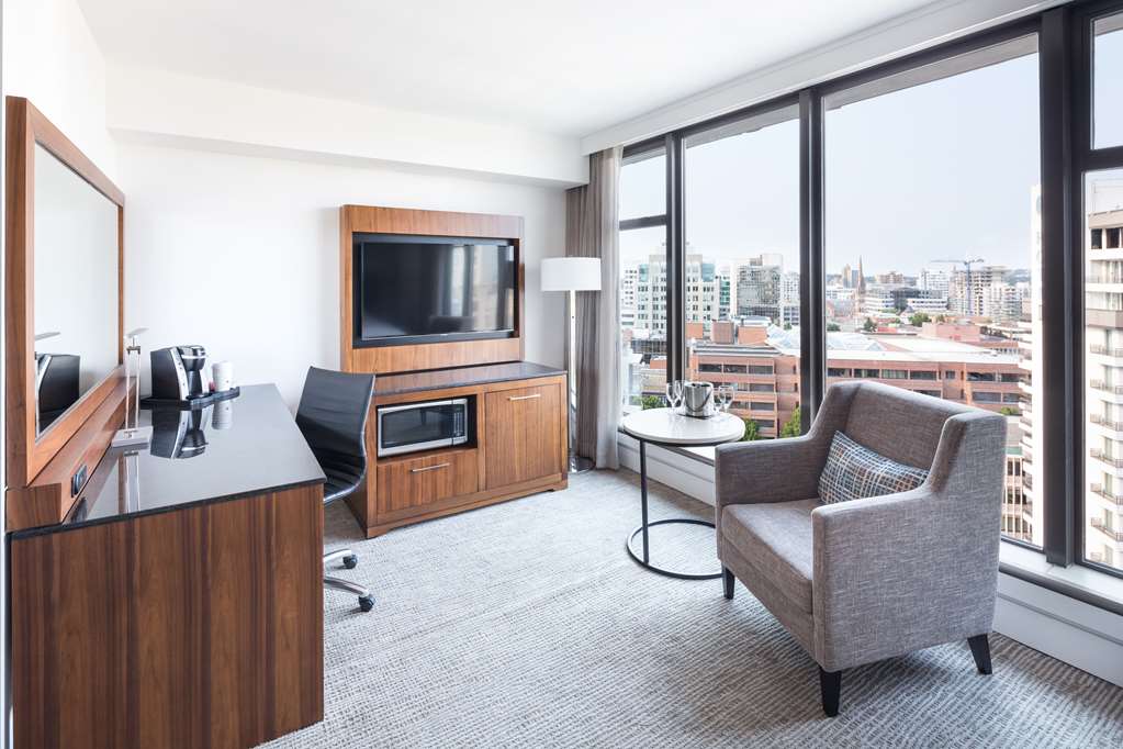 Фото DoubleTree by Hilton Hotel & Suites Victoria