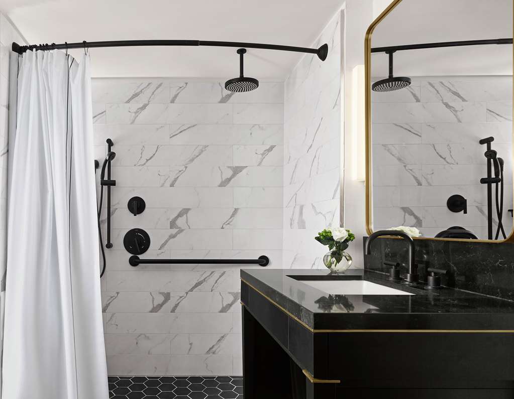 Фото C. Baldwin, Curio Collection by Hilton