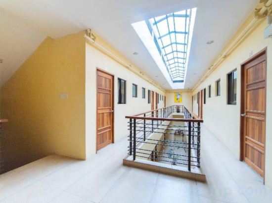 Фото RedDoorz near New Government Center