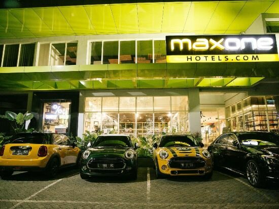 Hotel MaxOneHotels at Dharmahusada - Surabaya, Surabaya, photo