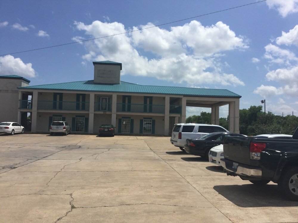 Фото Deluxe Inn & Suites